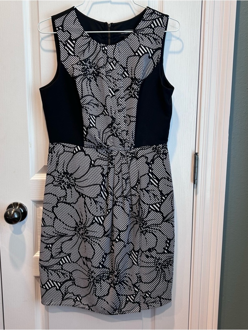 The Limited Women’s Sleeveless Black & White Floral Sheath Dress 36” long Size 2